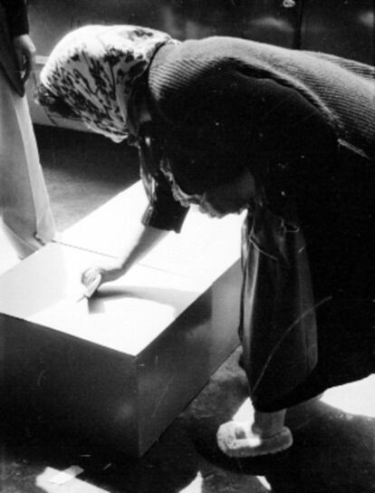 A woman casts her vote in the 1958 election in Mexico City.