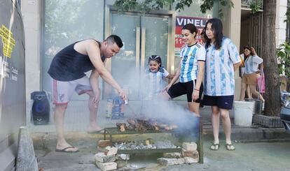 Una familia prepara un asado previo a la final del Mundial, en Buenos Aires.