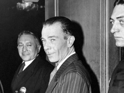 Sutton es conducido ante el juez en 1952. 
