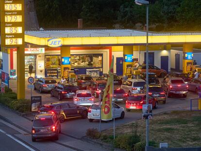 Varios conductores esperan para repostar en una gasolinera de Coblenza (Alemania).