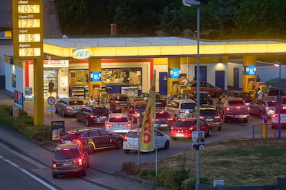 Varios conductores esperan para repostar en una gasolinera de Coblenza (Alemania).