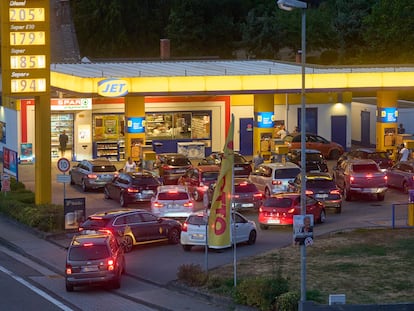 Varios conductores esperan para repostar en una gasolinera de Coblenza (Alemania).