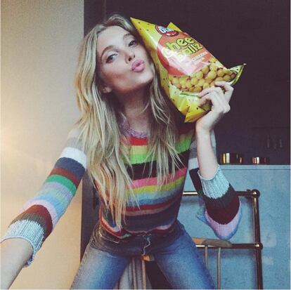 <strong>Qué 'snack'.</strong> Bolsa de cheetos.
<strong>La opinión del especialista.</strong> ¿Quién dijo que las modelos no comen fritos? Aquí está Elsa Hosk, modelo sueca de Victoria's Secret, 27 años, 56 kg de peso y 176 centímetros de estatura. La nutricionista Carla Sánchez es tajante: "Los cheetos son de todo menos saludables. Lo único que aporta es una barbaridad de grasas saturadas que son bastante insanas". La pregunta es: ¿dónde lo meterá Esla?