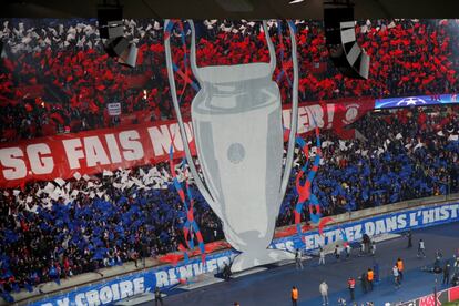 Uno de los fondos del Parque de los Príncipes antes del inicio del partido de vuelta de octavos de final entre el PSG y el Real Madrid.