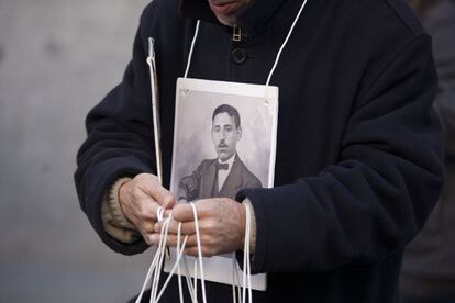 Un simpatizante de Garzón porta la imagen de Wenceslao Romero de Castilla López, asesinado en Mérida en Septiembre de 1936.