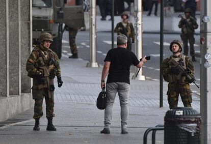 Se cumplen 15 meses de los atentados de marzo de 2016, que provocaron 32 muertos y cientos de heridos tras los ataques al metro de Malbeek (muy cerca de las instituciones europeas) y el aeropuerto de Zaventem. En la imagen, un viajero habla con un militar.