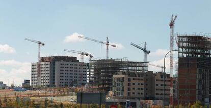 Grúas en el horizonte de Valdebebas, una de las zonas de Madrid en las que se llevará a cabo esta iniciativa.