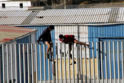 Dos menores se fugan este sábado de las naves del Tarajal para evitar ser devueltos a Marruecos.