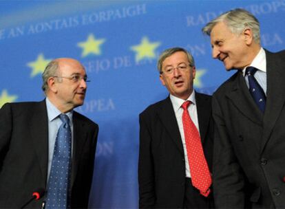El presidente del BCE, Jean-Claude Trichet (dcha.), el primer ministro de Luxemburgo, Jean-Claude Junker (centro) y el comisario español Joaquin Almunia