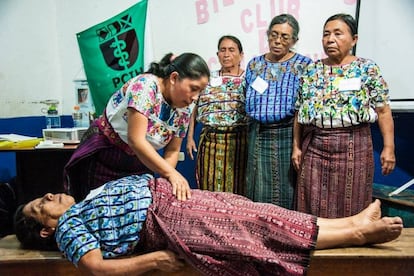 Comadronas participan en un ejercicio en Santiago, Guatemala.