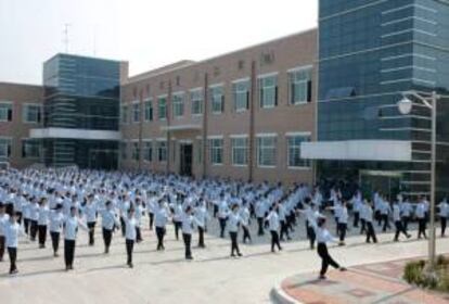 Fotografa tomada el 6 de diciembre de 2011, que muestra a un grupo de trabajadoras realizar estiramientos antes de empezar su jornada laboral en la ciudad de Kaesong (Corea del Norte). EFE/Archivo