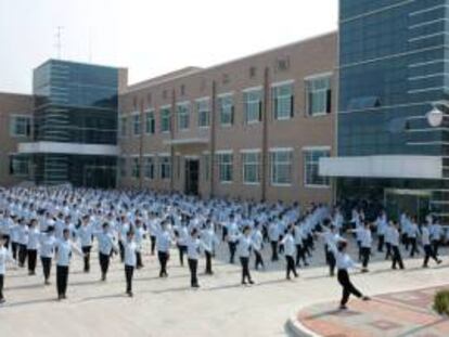 Fotografía tomada el 6 de diciembre de 2011, que muestra a un grupo de trabajadoras realizar estiramientos antes de empezar su jornada laboral en la ciudad de Kaesong (Corea del Norte). EFE/Archivo
