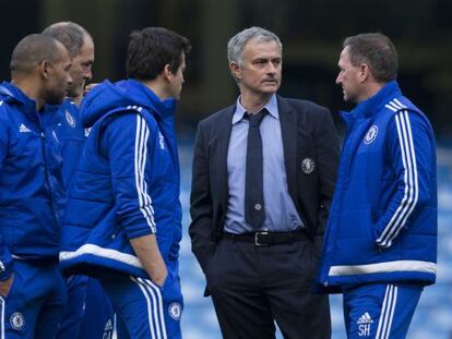 Mourinho charla con sus ayudantes tras el partido ante el Liverpool.