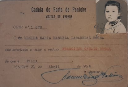 Carné de 1969 de la niña Manuela Labaredas Canais Rocha para visitar a su padre en la cárcel, imagen cedida.