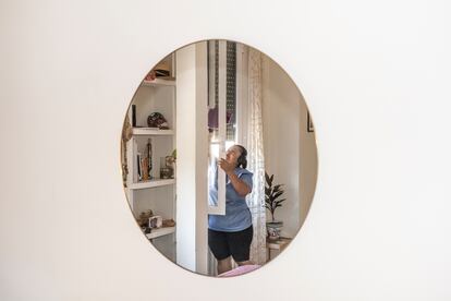 Madrid, 23 de junio de 2022.  Nelsi, limpiando el polvo en una de las casas en las que trabaja. Reportaje '24 horas con una empleada del hogar'. 


