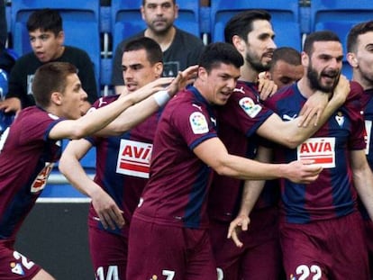 Los jugadores del Eibar celebran el gol de Lombán contra el Espanyol.