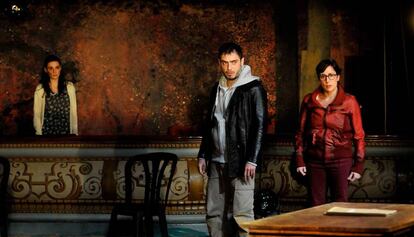 Clara Segura y Julio Manrique, en primer plano, en 'Incendis', dirigidos por Oriol Broggi.