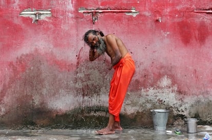 Un hombre hindú, antes de registrarse para la peregrinación anual al santuario Amarnath, en Jammu, India.