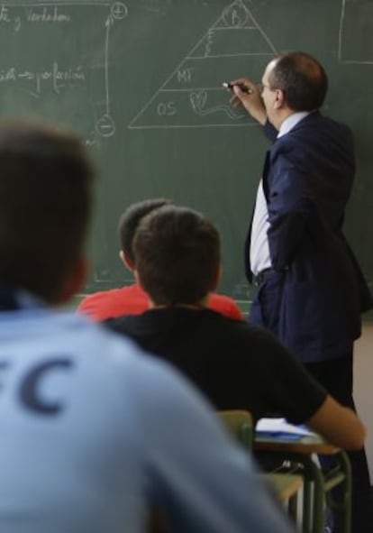 Un profesor da una clase de Historia de la Filosofía en el instituto madrileño El Espinillo.