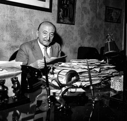 El escritor y periodista Wenceslao Fernández Flórez posa en su despacho en Madrid en julio de 1958.