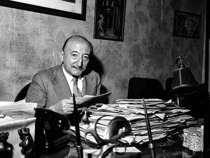 El escritor y periodista Wenceslao Fernández Flórez posa en su despacho en Madrid en julio de 1958.