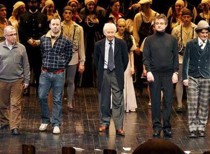 Albert Boadella (en el centro), anoche junto a los actores y el equipo de <i>Una noche en el Canal.</i>