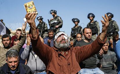 Soldados israelíes observan a un hombre con un parche de algodón en el ojo durante una manifestación en la aldea de Surif, en la Cisjordania ocupada, el 22 de noviembre.