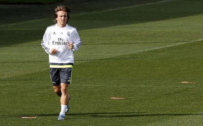 Luka Modric se recupera de su lesión en solitario durante el entrenamiento del Madrid, ayer en Valdebebas.