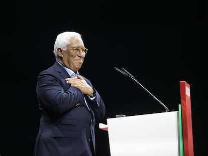 El primer ministro de Portugal, António Costa, agradece los aplausos en un mitin en Oporto el pasado 2 de marzo.