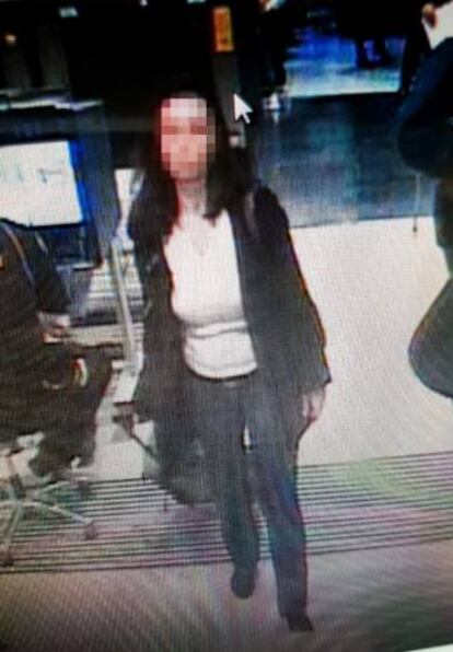 La mujer con la maleta sospechosa, tras pasar el escáner.