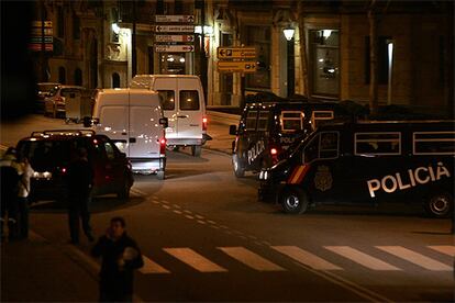 Una vez cargados, los papeles de la Generalitat han emprendido camino a Cataluña, previo paso por Madrid. Las dos furgonetas contaban con la escolta de la policía.