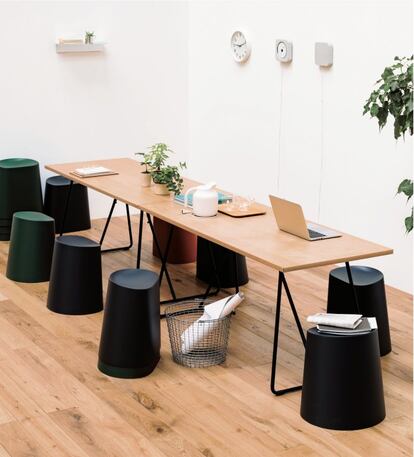 <p>La firma japonesa <a href="http://www.muji.com/es/" target="_blank">Muji</a> se suma a la tendencia del mueble apilable –los pisos reducen sus metros y las necesidades de almacenaje aumentan–. Por eso ha lanzado para esta temporada estos taburetes de polipropileno en varios colores, de alta durabilidad, que se presentan como el mueble móvil que cambiará la forma de interactuar en un oficina. <strong>Precio:</strong> 34,95€.</p>