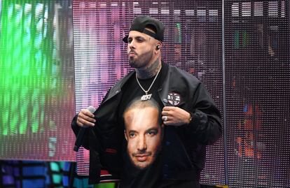 Nicky Jam durante performance na cerimônia de encerramento.