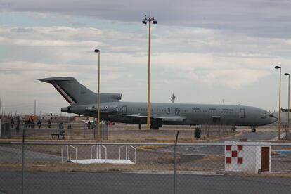 Avión del ejército mexicano que supuestamente trasladaría a Joaquín Guzmán del aeropuerto de Ciudad Juárez a EE UU.