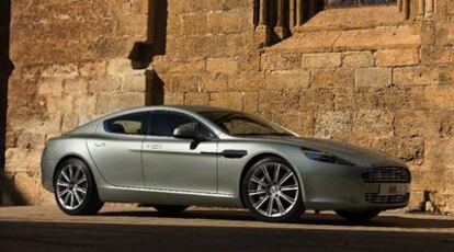 El Rapide mantiene el estilo inconfundible de los Aston Martin pese a integrar puertas traseras.