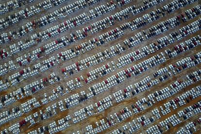 Cientos de coches nuevos en un estacionamiento en Shenyang, en la provincia de Liaoning, China.