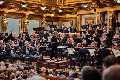Mirga Gražinytė-Tyla, dirigiendo a la Filarmónica de Viena durante la interpretación de la ‘Suite Lemminkäinen‘ de Sibelius, el pasado 4 de mayo en el Musikverein.