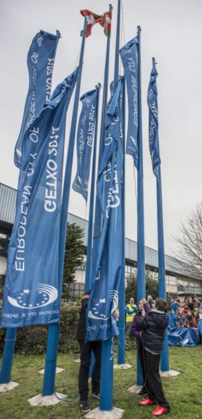 Representantes de los clubes deportivos y escolares y autoridades de Getxo participan en la izada de la bandera de Ciudad Europea del Deporte 2014.