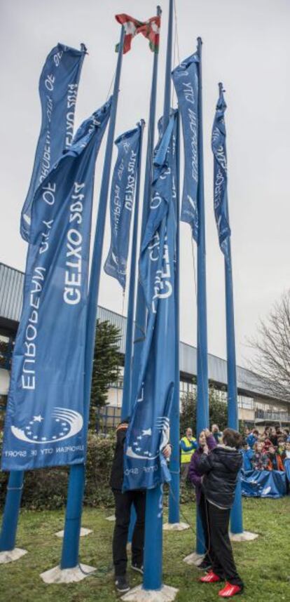 Representantes de los clubes deportivos y escolares y autoridades de Getxo participan en la izada de la bandera de Ciudad Europea del Deporte 2014. 