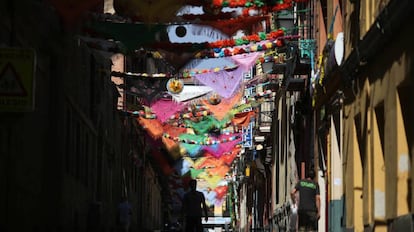 Los mantones de Manila adornan las calles de Madrid.