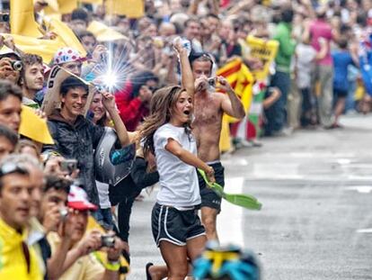 La comitiva ciclista por el cruce del paseo de Sant Joan con Consell de Cent.