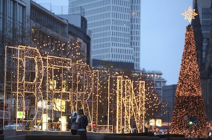 Una pareja se hace una fotografía frente a las luces navideñas que forman la palabra 'Berlín', en Alemania, el 2 de diciembre de 2018.