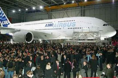 Acto oficial de presentación del A380, el nuevo avión de Airbus, en la fábrica de la compañía en Toulouse (Francia), el año pasado.