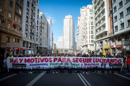 Manifestantes portan la pancarta de cabecera de la columna que ha partido de la plaza de España, una de las cuatro en las que se ha organizado la protesta.