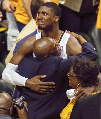 Hibbert se abraza a sus padres.