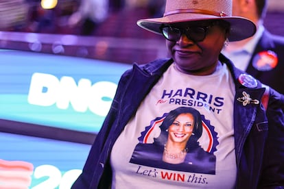 A person attends preparations at the United Center, the host venue of the Democratic National Convention (DNC) in Chicago, Illinois, U.S. August 18, 2024.  REUTERS/Eduardo Munoz