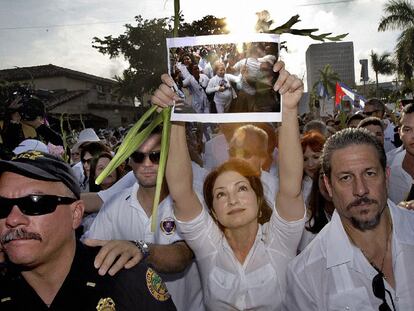 La cantante Gloria Estefan encabeza una marcha a favor de las Damas de Blanco, el 25 de marzo en Miami.