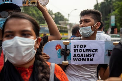 Un estudiante sostiene su patinete, en el que ha pegado un cartel que dice "Stop a la violencia contra las mujeres" durante una manifestación en Dhaka (Bangladés), el 8 de octubre de 2020.