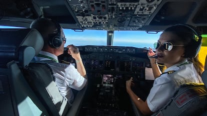 Interior de la cabina del piloto en un Boeing 737.