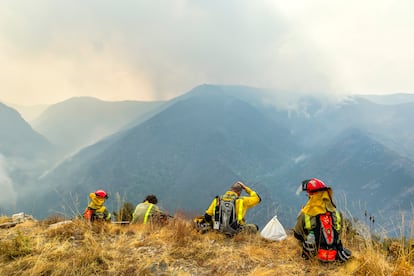 Cuatro bomberos de la Xunta de Galicia descansan después de la jornada.